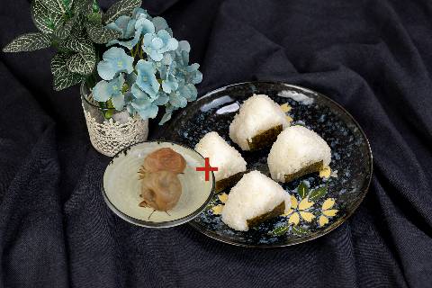 Onigiri mit Ume japanische Reisbällchen