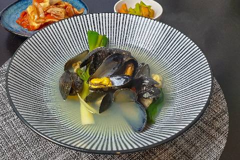 Honghab Tang Korean mussel soup