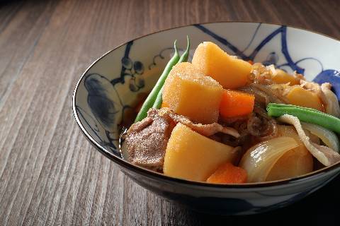 Nikujaga japanischer Rindfleisch Kartoffeleintopf