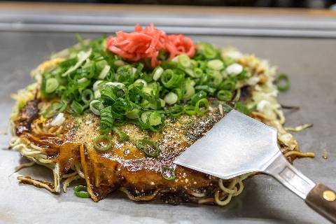 Okonomiyaki Hiroshima Style Japanische Pizza
