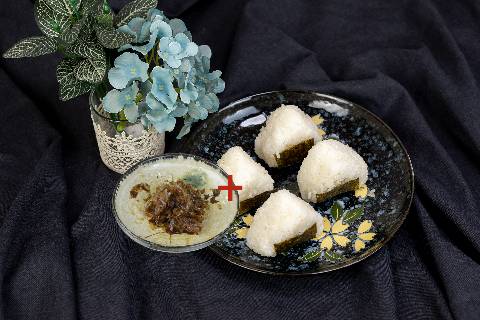 Onigiri mit Katsuobushi japanische Reisbällchen