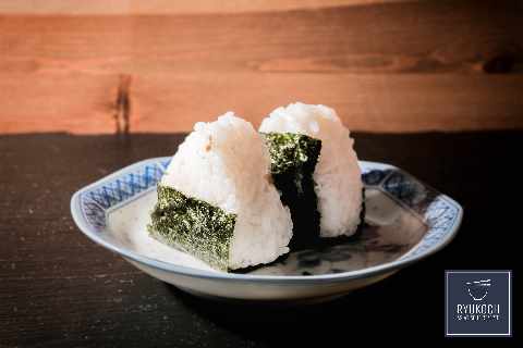 Onigiri mit Lachs japanische Reisbällchen