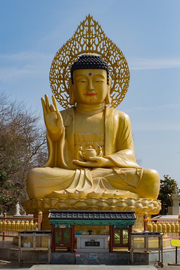 Die gigantische Budda Figur des Sangbanggulsa Tempels