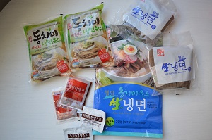 Die Naengmyeon Box mit Nudeln, Brühe, Sauce und Senfpulver