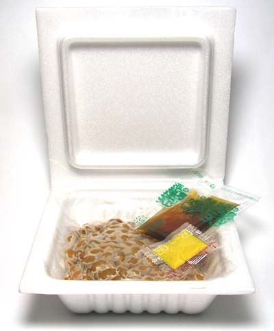 Natto in der typischen Verpackung