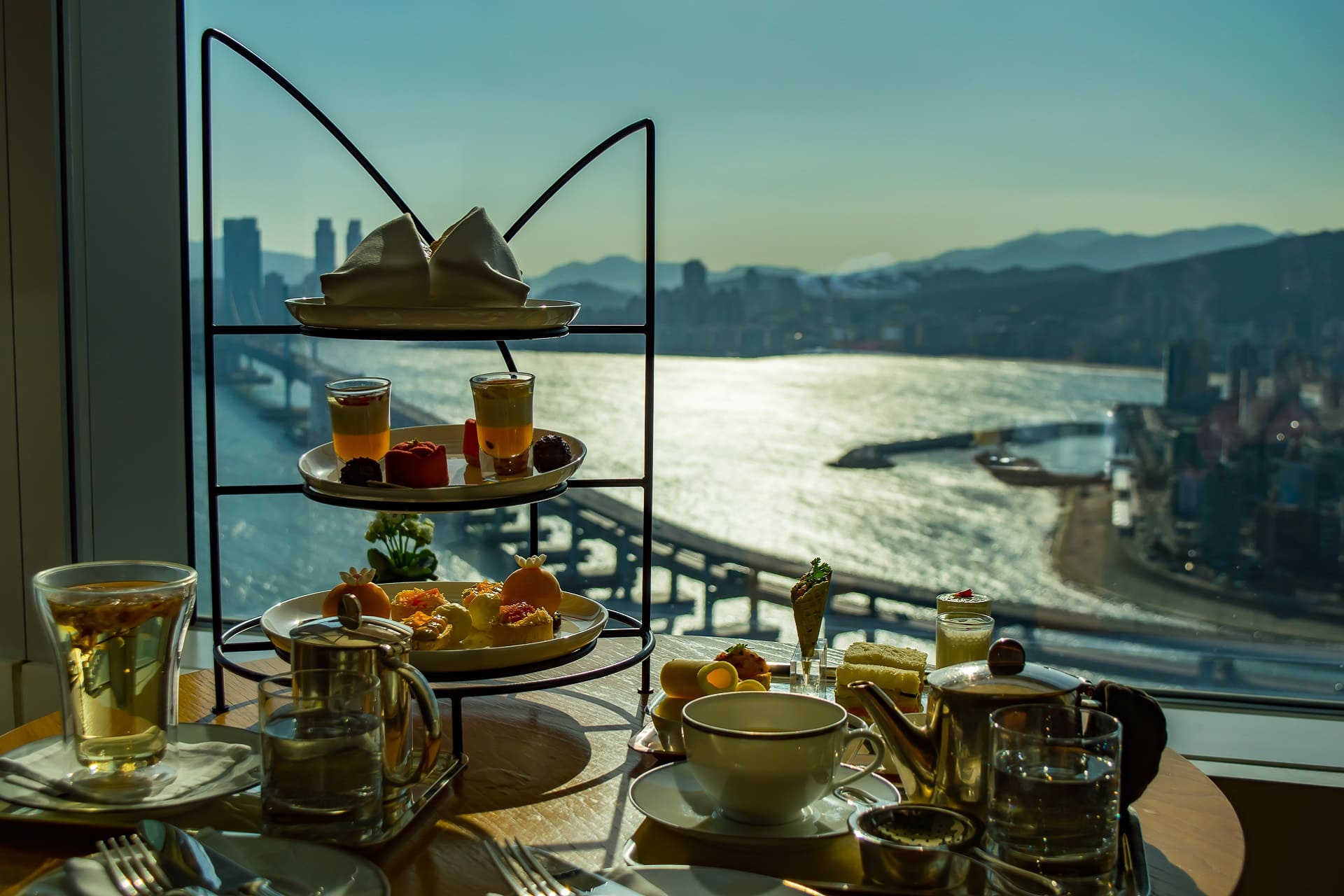 Das Teeset mit einem grandiosen Überblick auf Busan